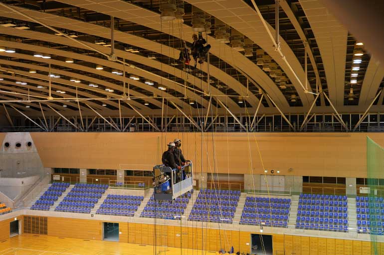 電気工事業者さんがゴンドラに乗って上昇｜体育館の照明交換（LED化）