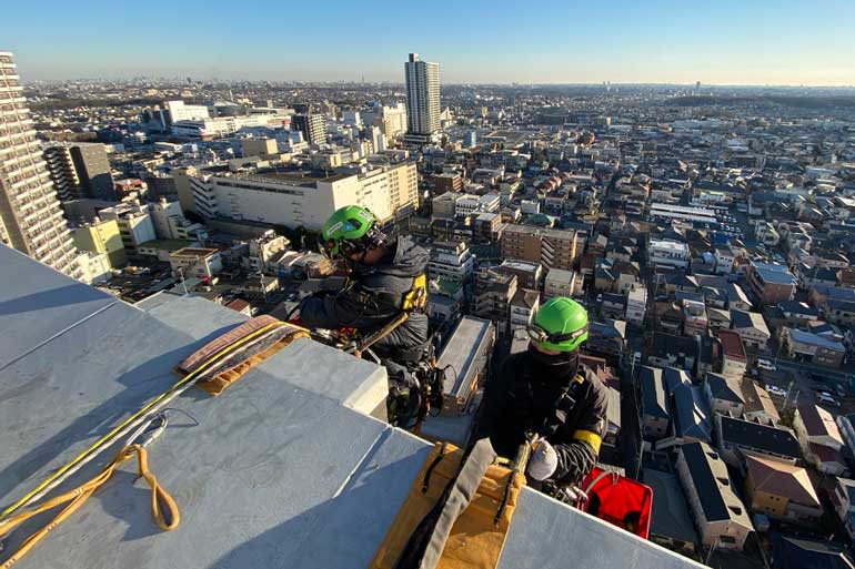 ロープアクセスによる高層マンションのタイル打診調査