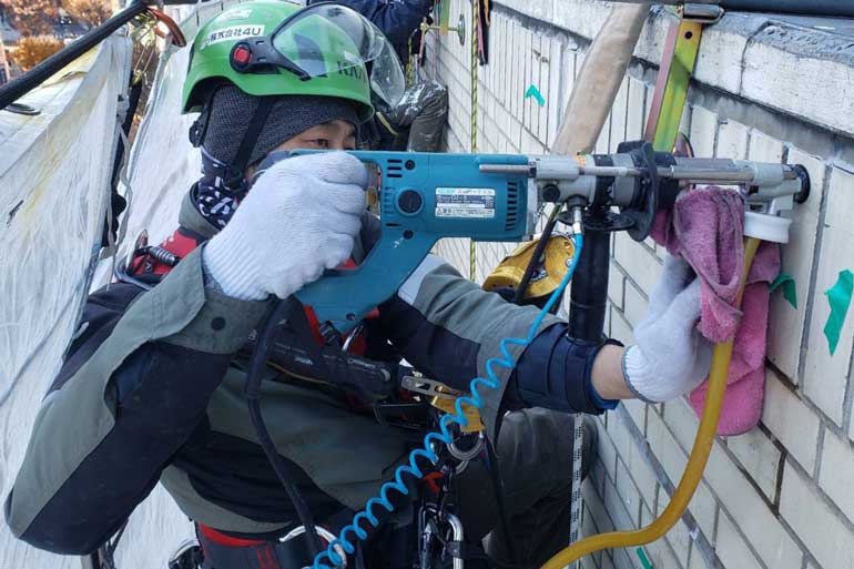 ロープアクセスでのタイル剥落防止作業｜SMC工法