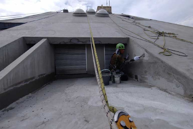 屋上斜壁の防水工事の様子