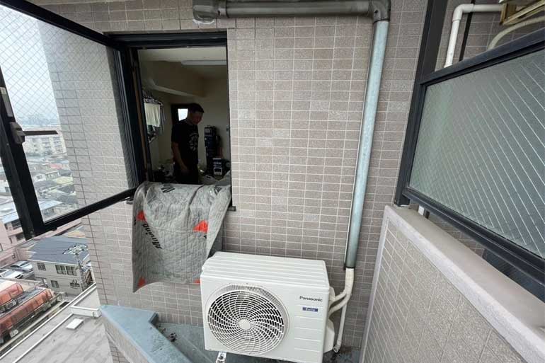 ロープアクセスでのエアコン工事（室外機作業後）