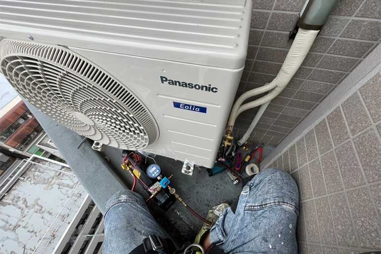 ロープアクセスでのエアコン工事（室外機作業中）