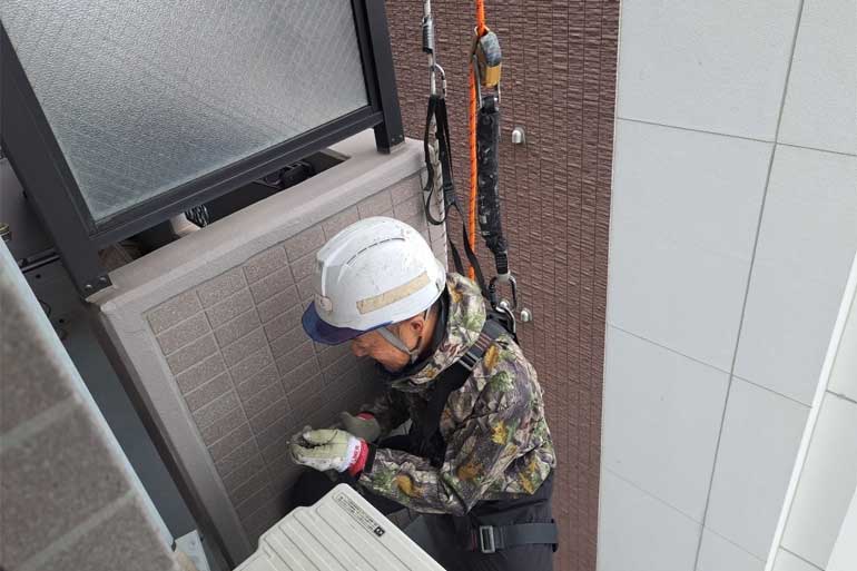 ロープアクセスでのエアコン工事（室外機側）