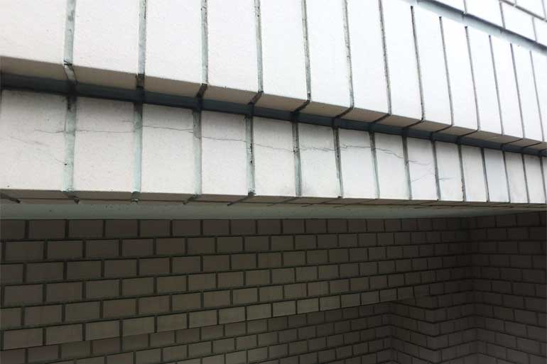 剥落タイル撤去（施工前）