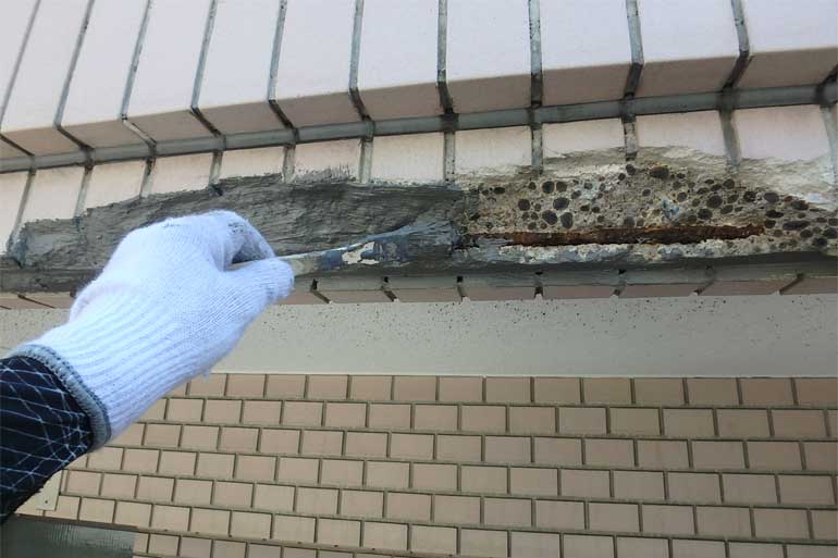 剥落タイル撤去（カチオン塗布中）