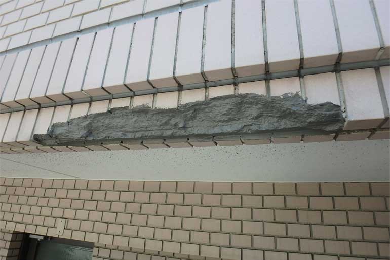 剥落タイル撤去（カチオン塗布）