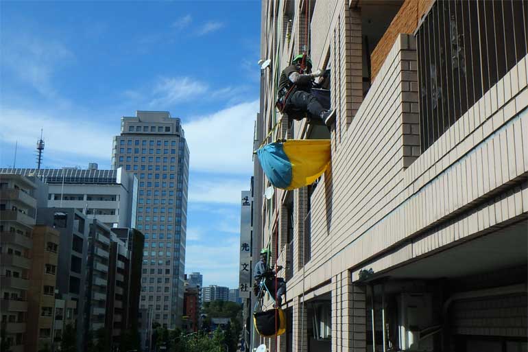 剥落タイル撤去（空中養生 受け取るくん）