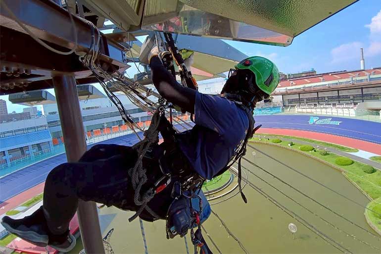 競輪場の照明清掃@神奈川県平塚市