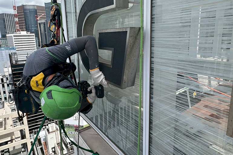 ロープアクセスによる看板工事