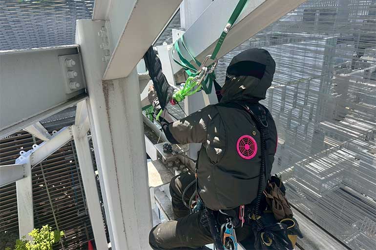 ロープアクセスによる看板工事