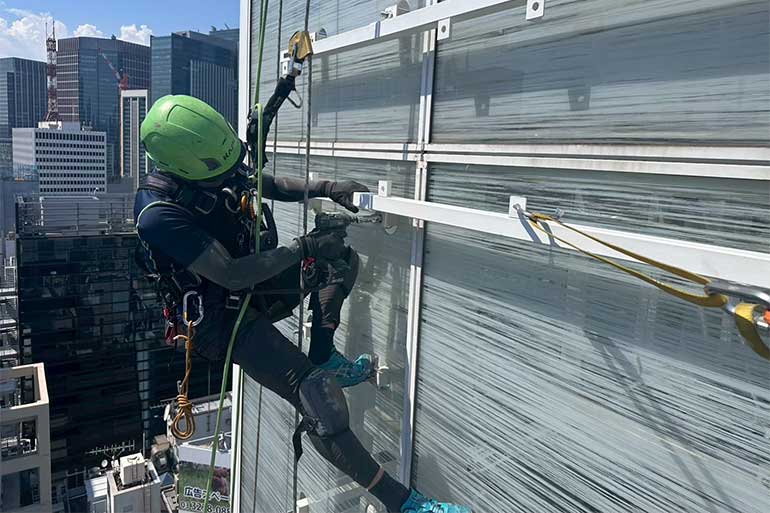 ロープアクセスによる看板工事