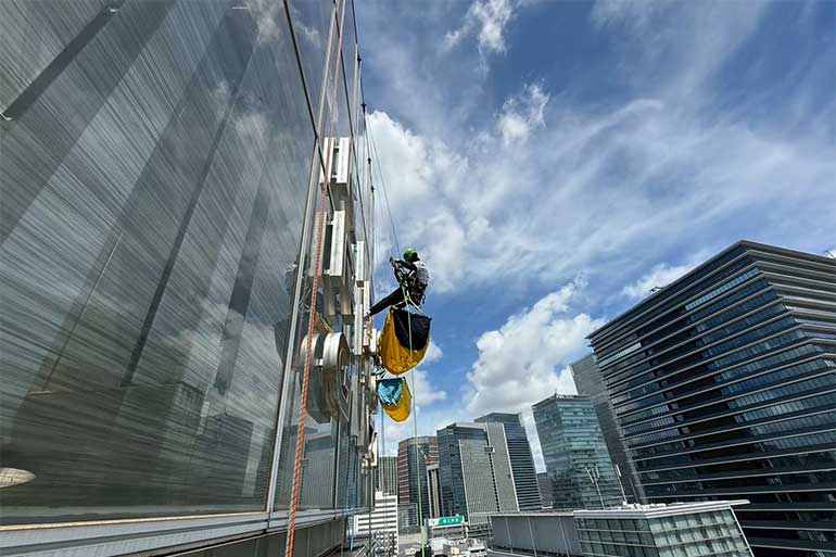 ロープアクセスによる看板工事