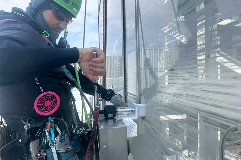 ロープアクセスによる看板工事