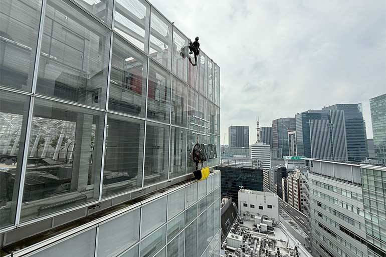 ロープアクセスによる看板工事