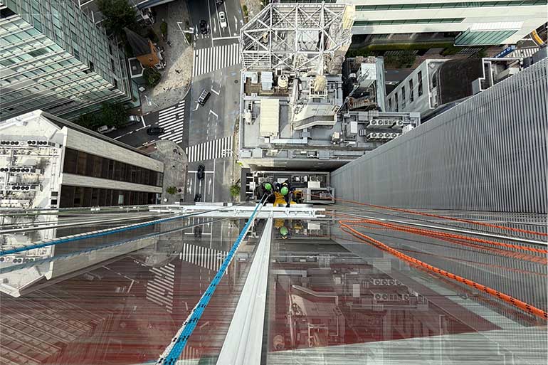 ロープアクセスによる看板工事