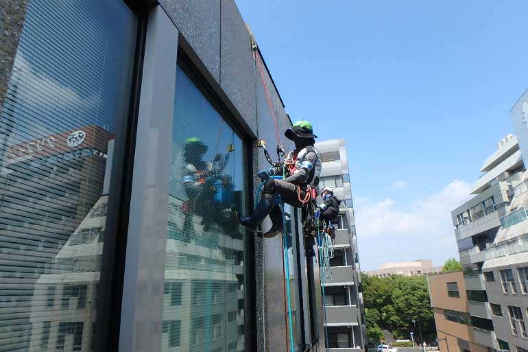 ロープアクセスによる外壁洗浄