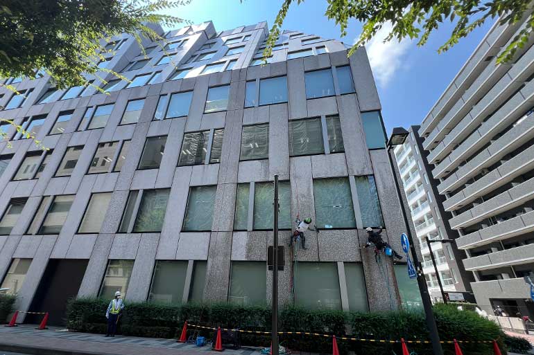 ロープアクセスによる外壁洗浄