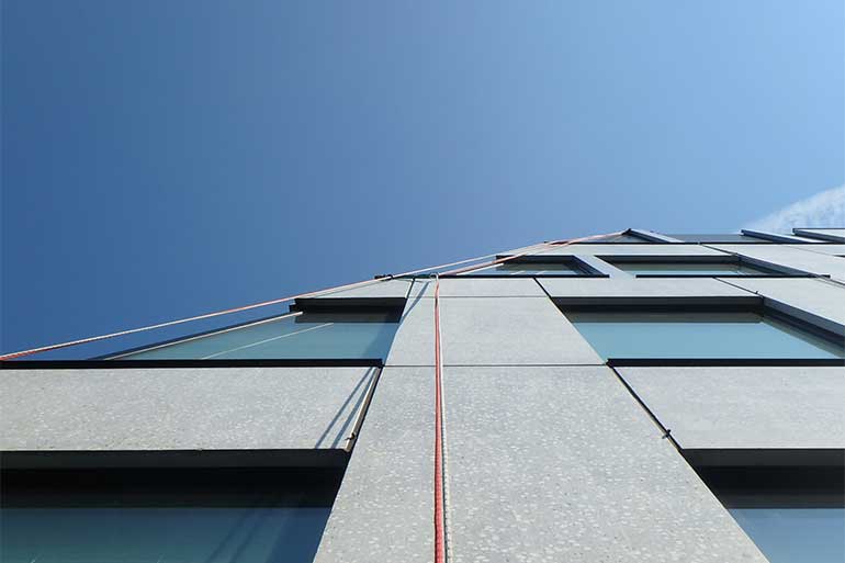 ロープアクセスによる外壁洗浄