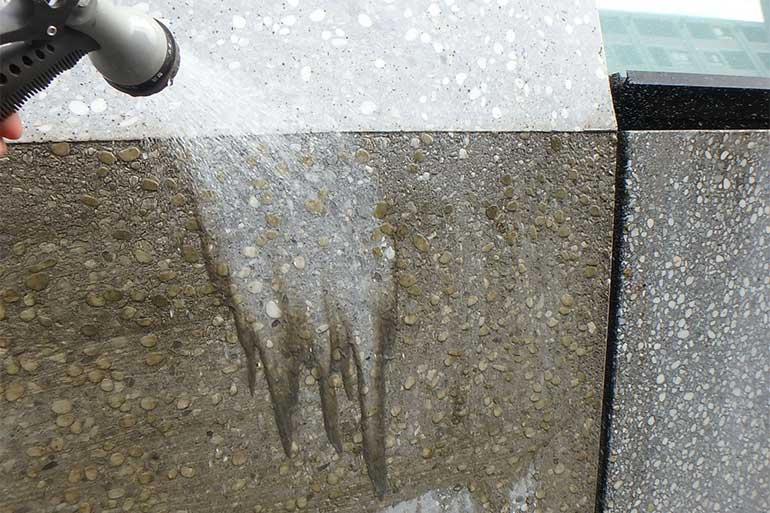 ロープアクセスによる外壁洗浄