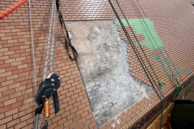 ロープアクセスによる危険タイル撤去の様子