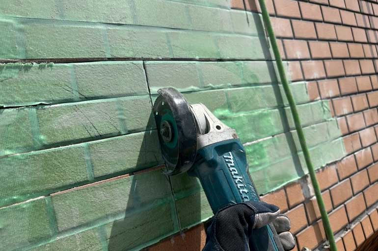 ロープアクセスによる危険タイル撤去の様子