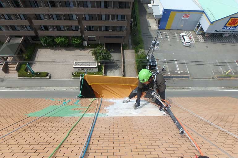 ロープアクセスによる危険タイル撤去の様子