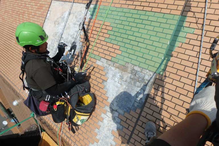 ロープアクセスによる危険タイル撤去の様子