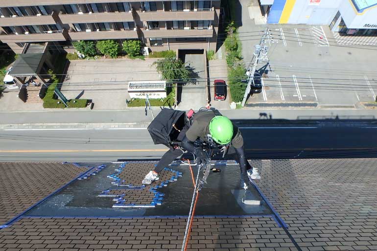 ロープアクセスによる危険タイル撤去の様子