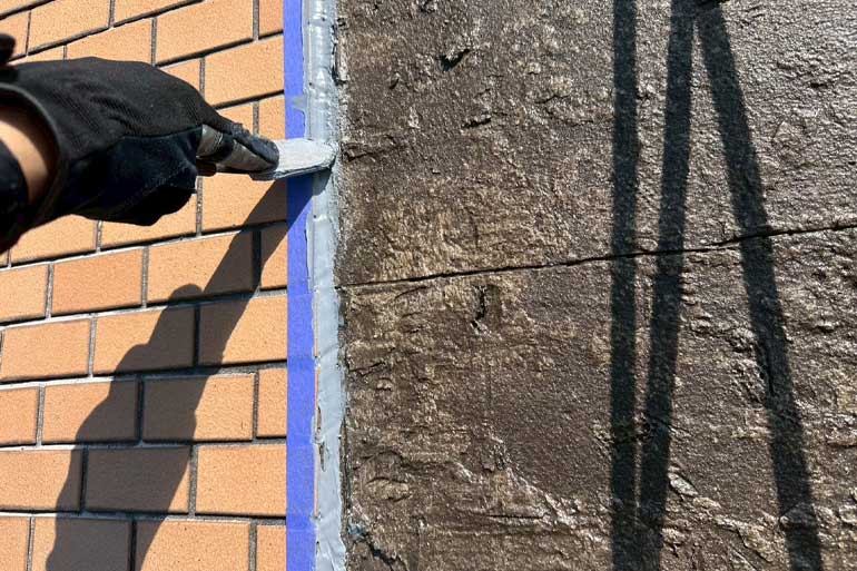 ロープアクセスによる危険タイル撤去の様子