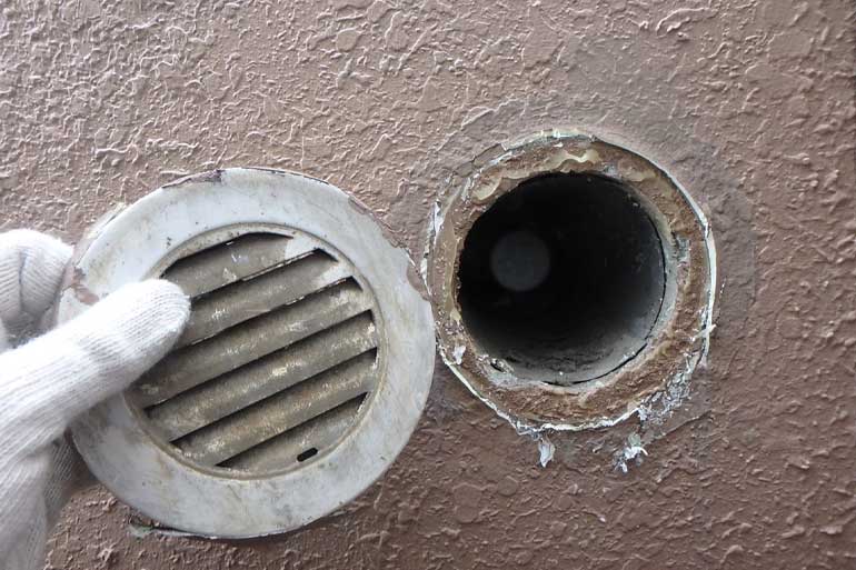 ロープアクセスによるベントキャップ交換の様子