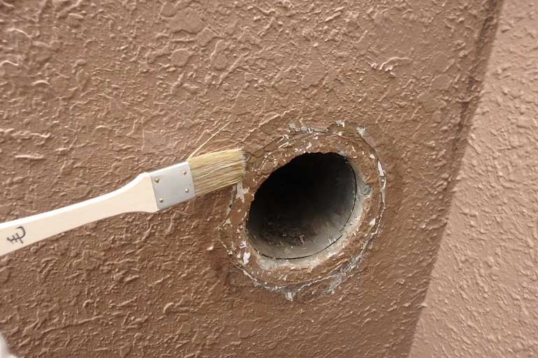 ロープアクセスによるベントキャップ交換の様子