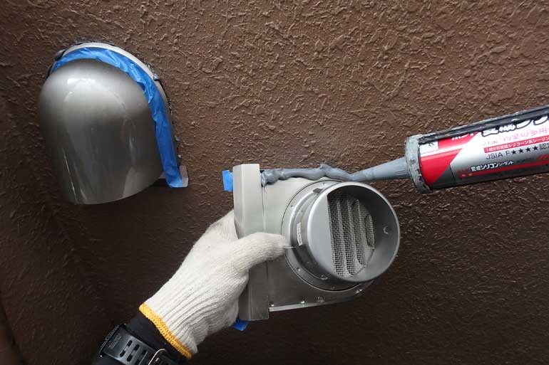 ロープアクセスによるベントキャップ交換の様子