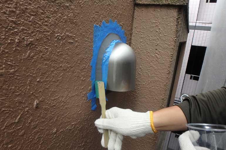 ロープアクセスによるベントキャップ交換の様子