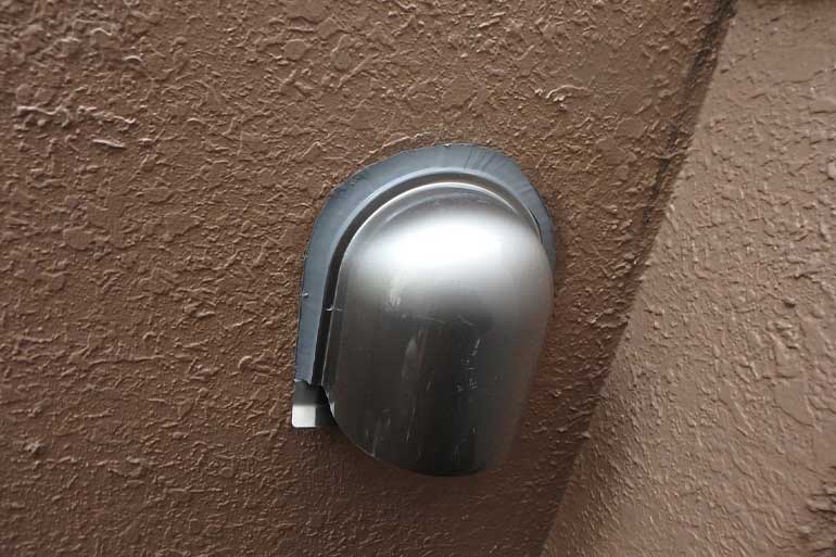 ロープアクセスによるベントキャップ交換の様子