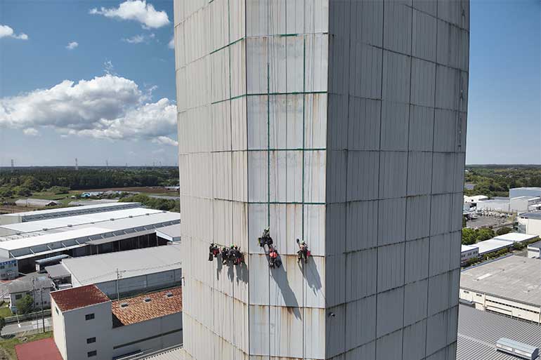 ロープアクセスによるシール工事の様子