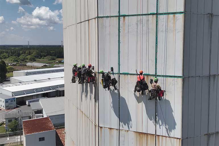 ロープアクセスによるシール工事の様子