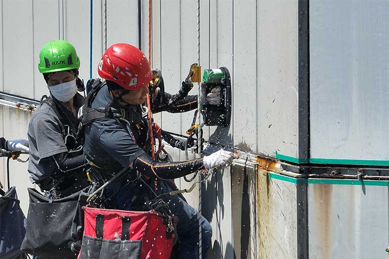 ロープアクセスによるシール工事の様子