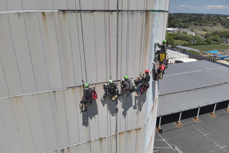 ロープアクセスによるシール工事の様子