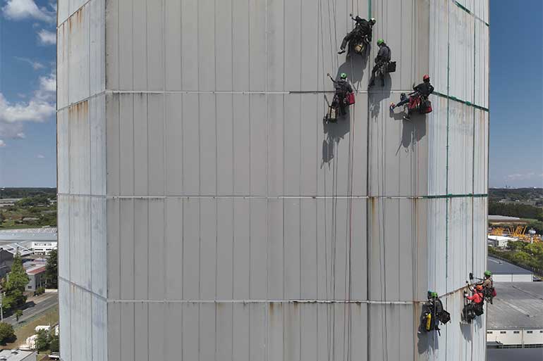 ロープアクセスによるシール工事の様子