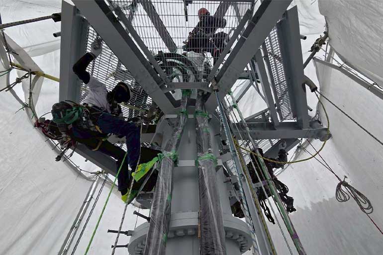 ロープアクセスによる鉄塔塗装の様子