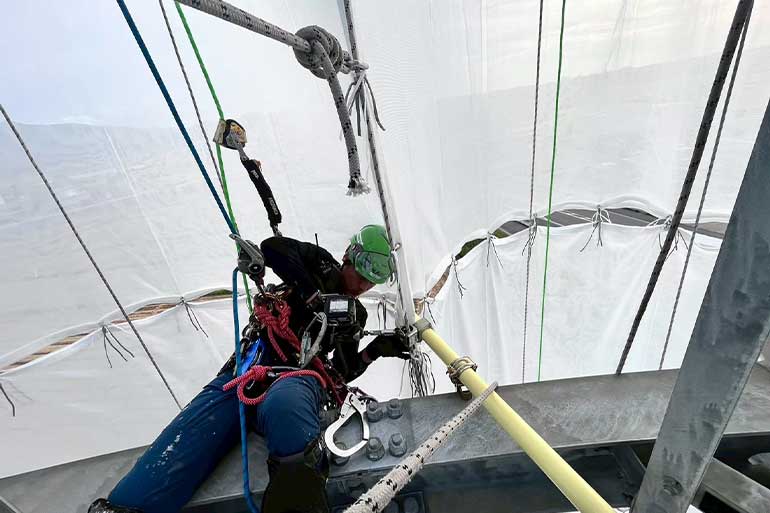 ロープアクセスによる鉄塔塗装の様子