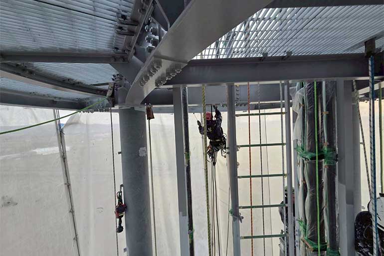 ロープアクセスによる鉄塔塗装の様子