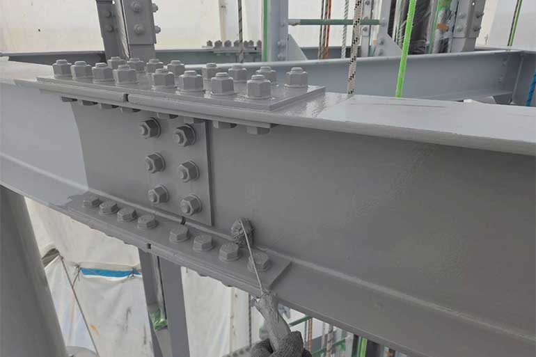 ロープアクセスによる鉄塔塗装の様子