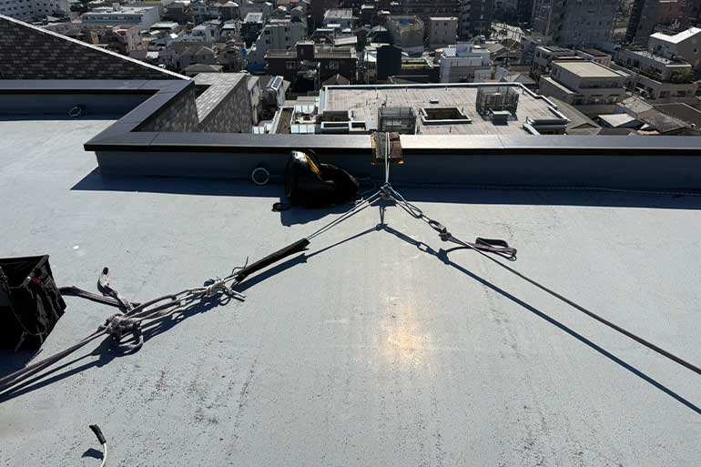 屋上の複数の構造物へロープを分散して吊り元を確保している様子