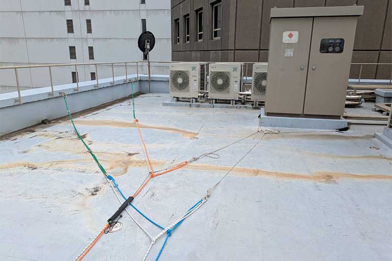 屋上の設備基礎など複数の構造物からロープを取り、1点にまとめて吊り元としている様子